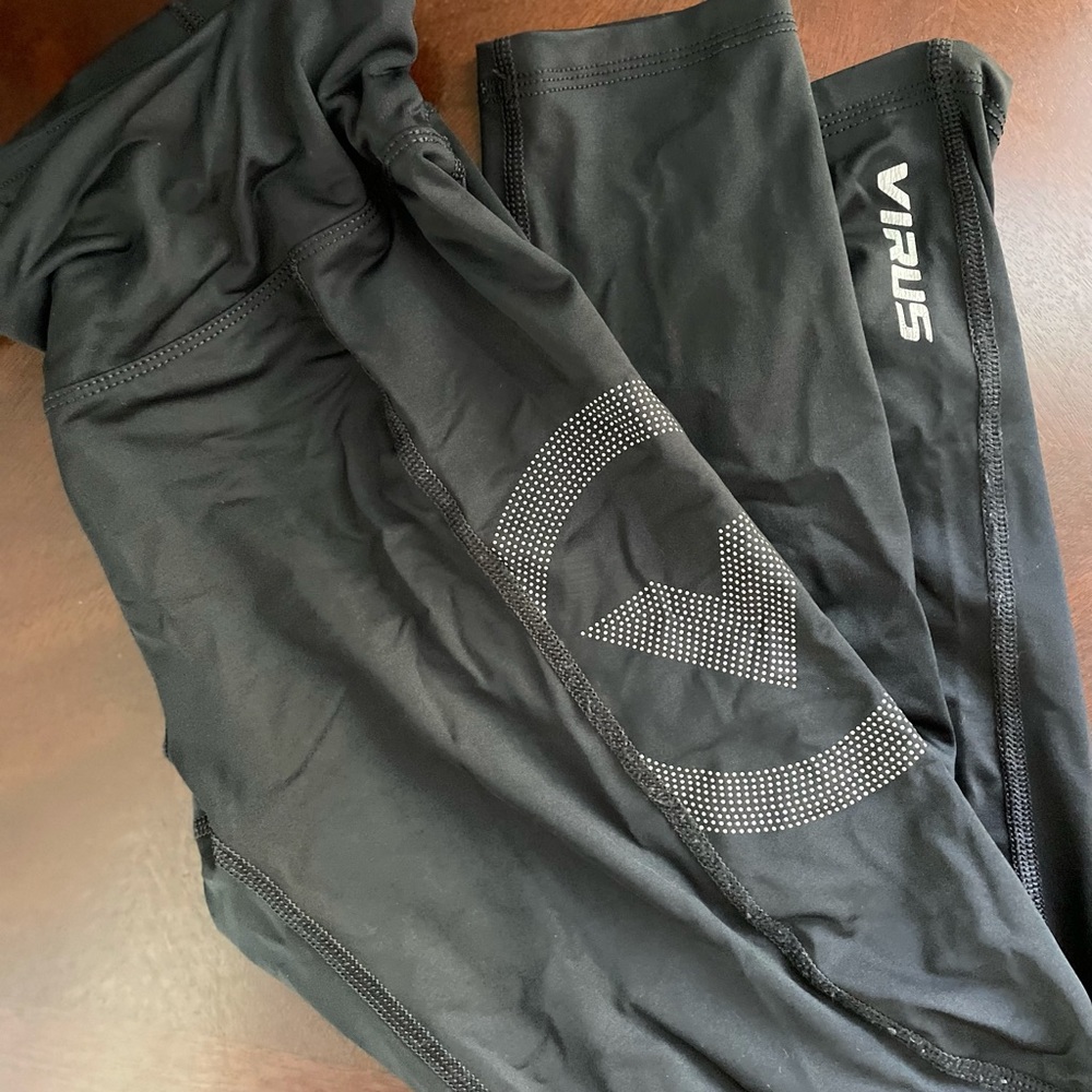 Virus Size small black crop pant